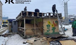 У Києві біля кінцевої зупинки швидкісного трамвая прибирають МАФи