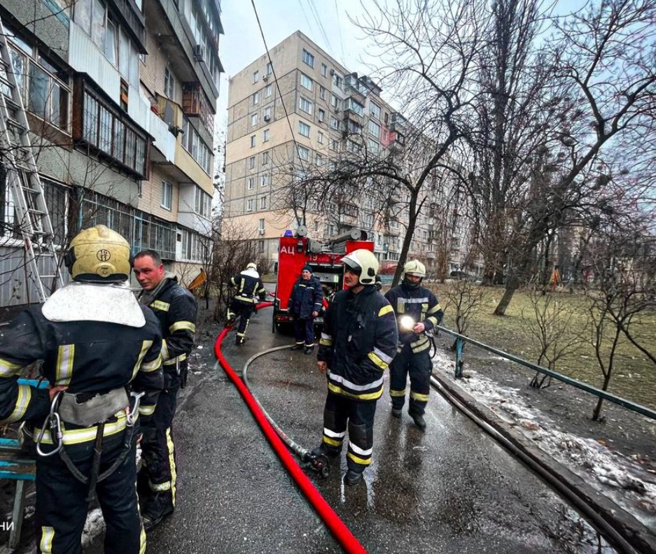 В Києві спалахнула пожежа в багатоповерхівці, загинула жінка