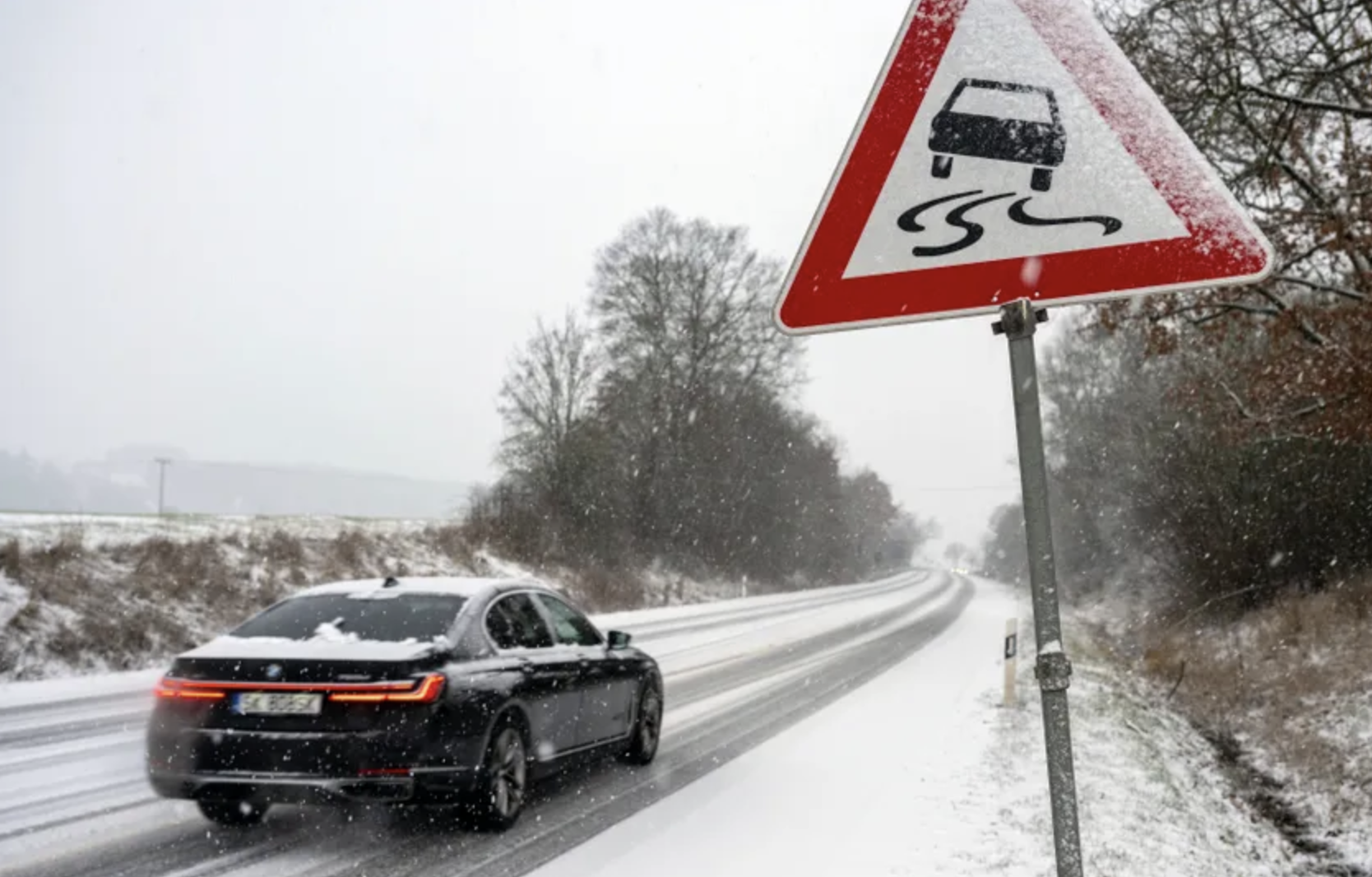 У Німеччині триває хаос на дорогах через крижаний дощ