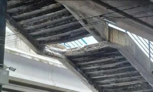 У Києві на станції швидкісного трамвая обвалилася частина сходів