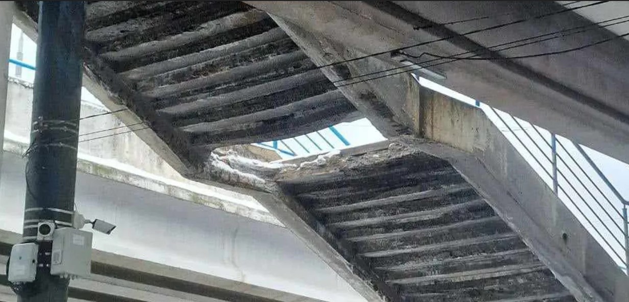 У Києві на станції швидкісного трамвая обвалилася частина сходів