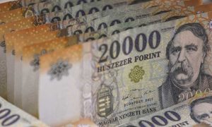 Угорський форинт падає через конфлікт Орбана з Євросоюзом