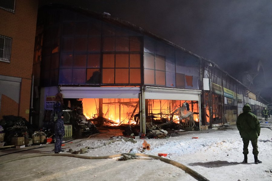 Відео: в рф спалахнула потужна пожежа на фабриці під Челябінськом