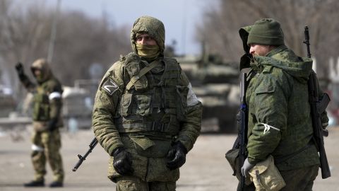 Фото: окупанти облаштовують нову військову базу в тимчасово окупованому Маріуполі