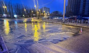 В одному з районів столиці ускладнено рух транспорту через прорив води