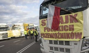 Фото: поляки на кордоні знову висипали українське зерно