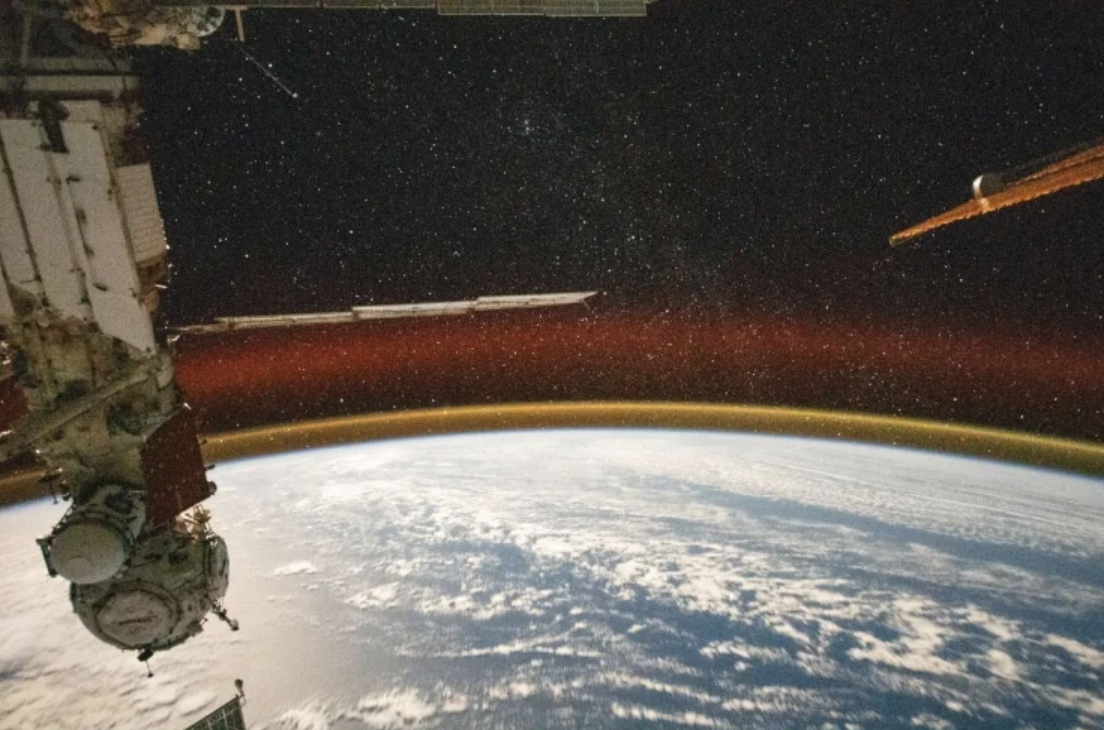 NASA поділилося знімками незвичайного золотого світіння атмосфери Землі