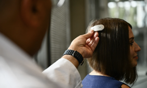 Вчені з США вживили в мозок жінки пристрій для лікування ОКР