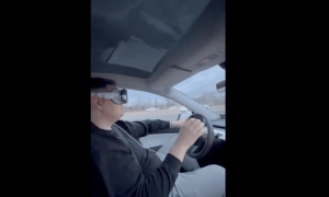 Водій Cybertruck їхав за кермом у новій гарнітурі Apple. Міністр транспорту США відреагував