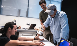 Інженери створили протез, який допомагає відчувати температуру і дотики