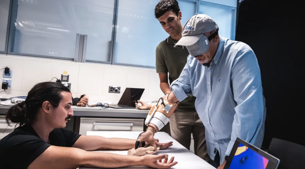 Інженери створили протез, який допомагає відчувати температуру і дотики