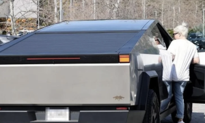 Леді Гагу помітили в Tesla Cybertruck