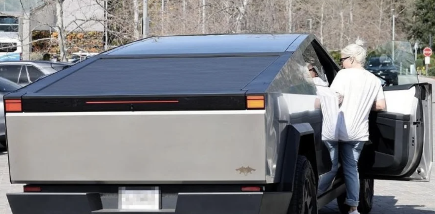 Леді Гагу помітили в Tesla Cybertruck