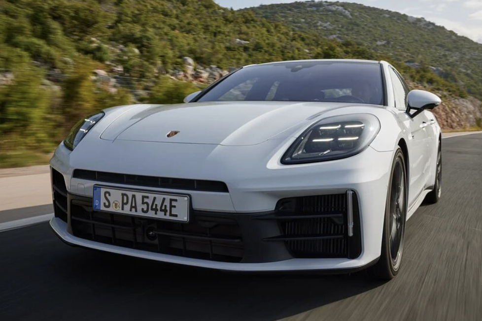 Porsche представив два нові гібриди