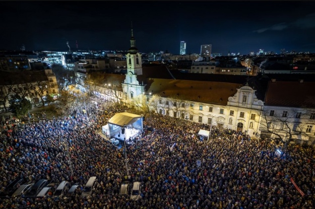 У Словаччині в низці міст пройшли масштабні протести проти уряду Фіцо 