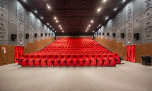 У Києві вандали розмалювали фасад кінотеатру «Жовтень» через показ «Уроків толерантності»