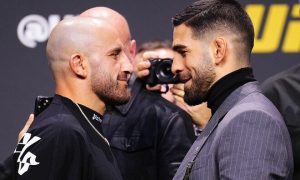 Непереможний боєць UFC вихопив пояс у чемпіона на пресконференції - відео