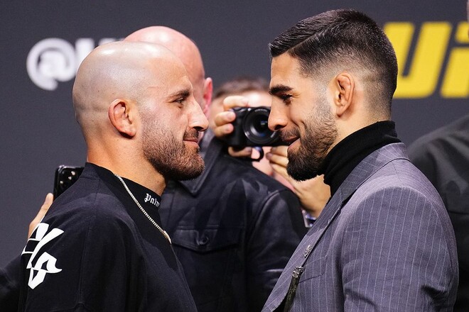 Непереможний боєць UFC вихопив пояс у чемпіона на пресконференції - відео