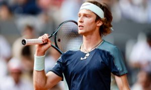 Російському тенісисту пом’якшили покарання за скандальну витівку на турнірі в ОАЕ — відео