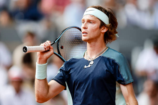 Російському тенісисту пом’якшили покарання за скандальну витівку на турнірі в ОАЕ — відео