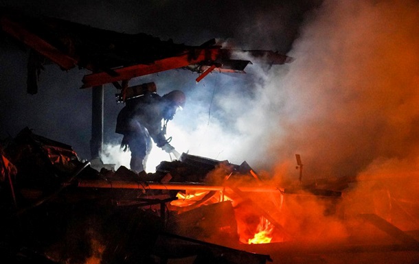 На Львівщині з-під завалів після ворожого удару дістали тіло ще одного загиблого