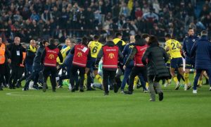 Футболісти відомого турецького клубу побилися з фанатами суперника — відео