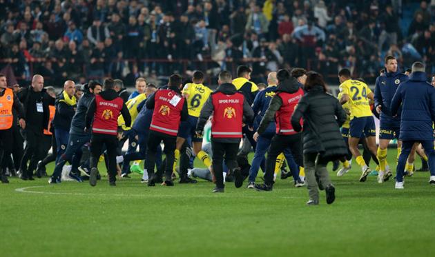 Футболісти відомого турецького клубу побилися з фанатами суперника — відео