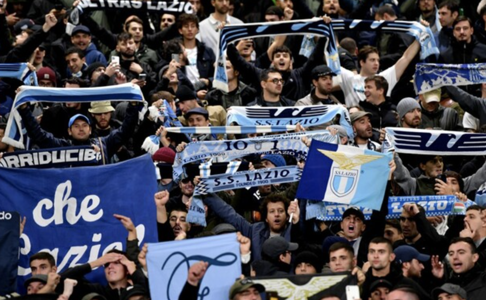 Футбольні фанати потрапили у «фашистський» скандал в мюнхенській пивній