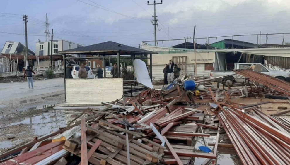 Шторми, смерчі та зливи призвели до руйнувань і затоплень у турецькій Анталії