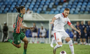 Бразильський футболіст осідлав суперника під час матчу, спровокувавши бійку — відео