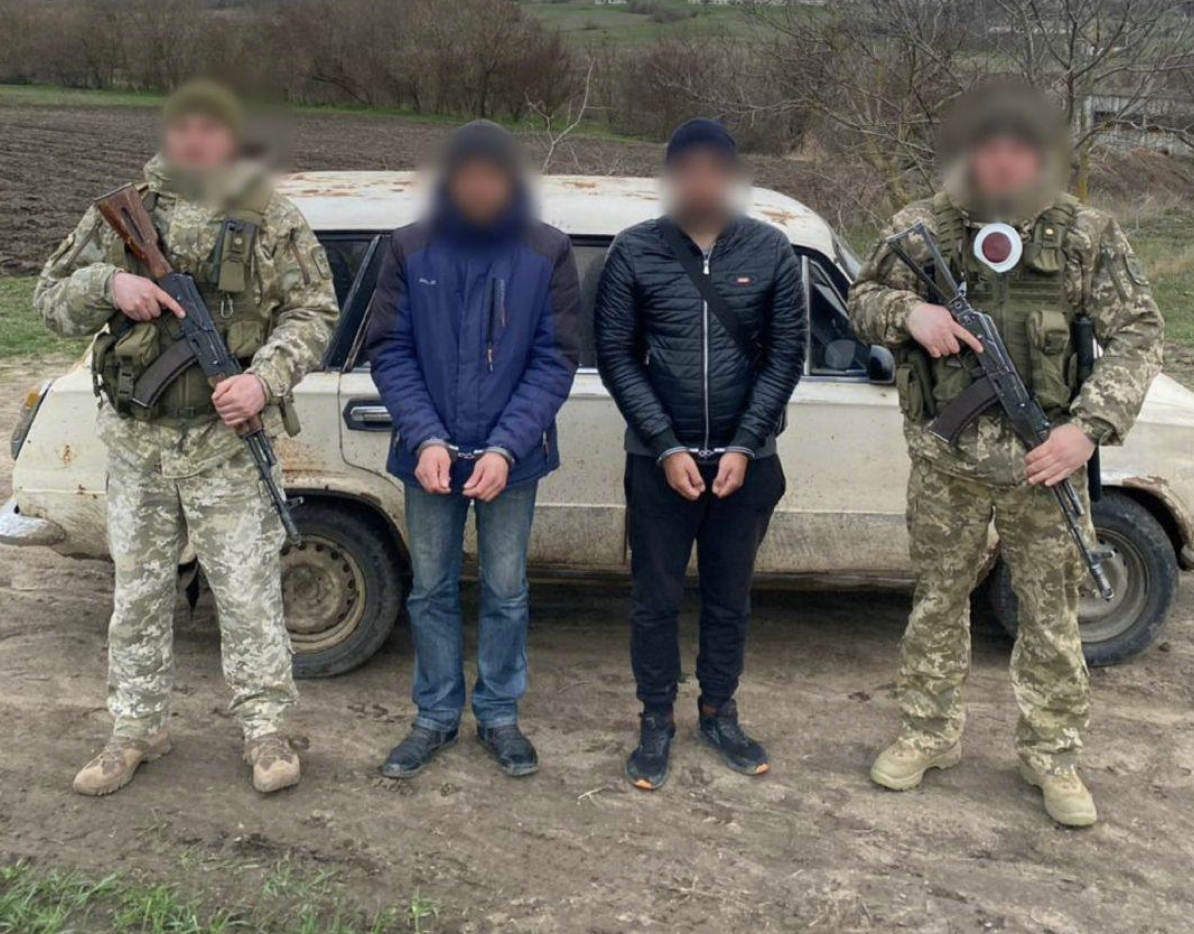 Двоє чоловіків «замаскувались» під продавців подушок та ковдр, щоб незаконно потрапити у Молдову