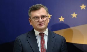 Кулеба на Раді міністрів закордонних справ ЄС показав фото дитини з Харкова й закликав швидше надати Україні засоби ППО