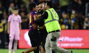 Охоронець Мессі «нейтралізував» фаната, який хотів зробити фото з кумиром під час матчу — відео