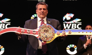 Папа Римський підписав пояс WBC, за який битимуться Усик та Ф'юрі