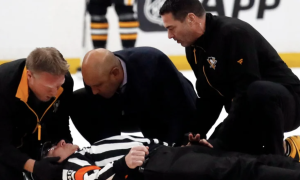 Рефері винесли на ношах після жахливого зіткнення з гравцем в НХЛ — відео