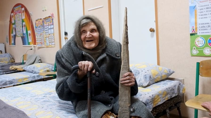 Monobank купить будинок 98-річній жінці, яка пішки вийшла з окупованих земель