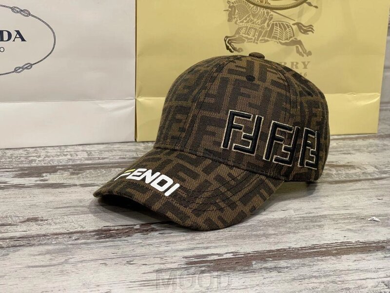 Люксові бренди Swatch Group, Prada та Fendi почали масово закривати магазини в рф