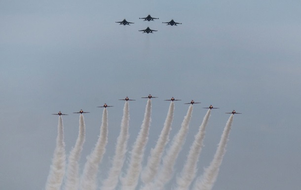 У Португалії під час авіашоу зіткнулися літаки, один пілот загинув