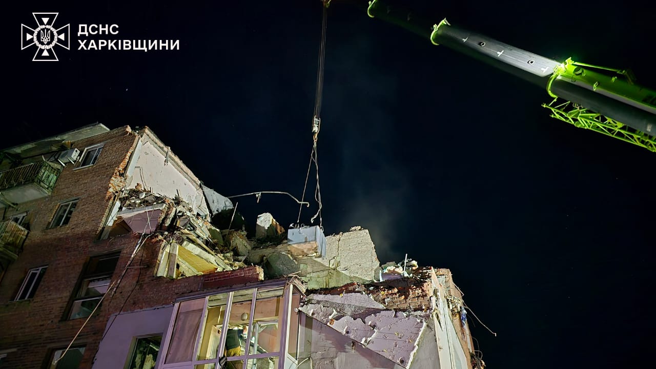 У Харкові на місці зруйнованого ракетою житлового будинку знайшли тіло ще однієї жертви