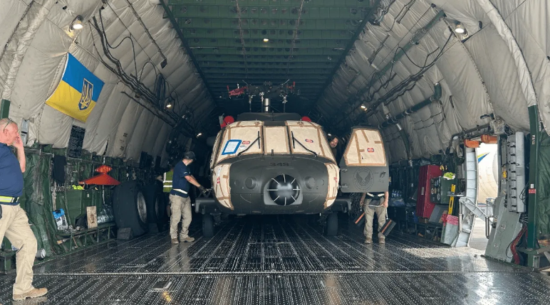 «Авіалінії Антонова» перевезли із Польщі на Філіппіни вертольоти Black Hawk