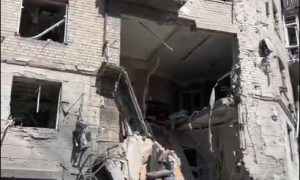 Wideo: Okupanci trafili bombami kierowanymi z powietrza w budynek mieszkalny w Charkowie