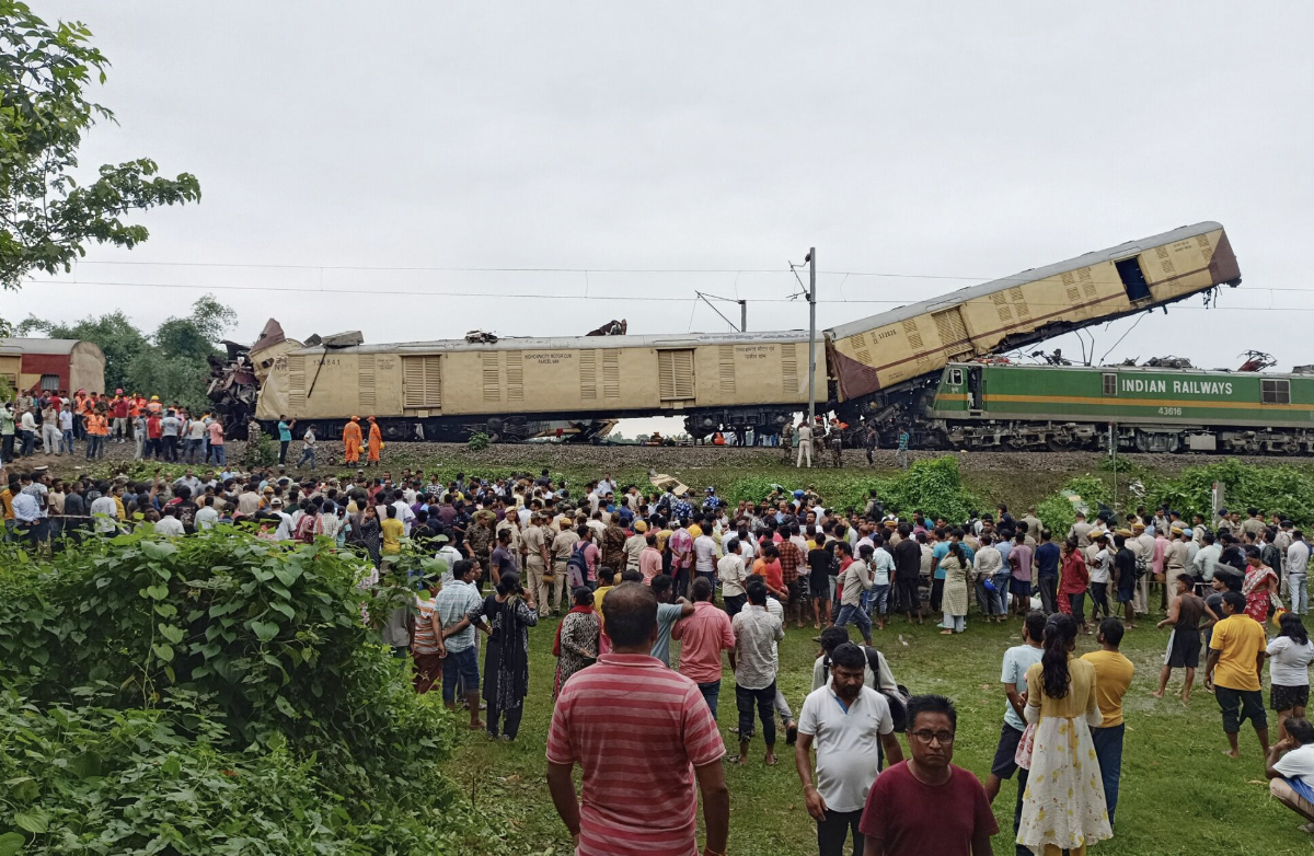 В Індії вантажний потяг врізався в пасажирський: є загиблі та поранені