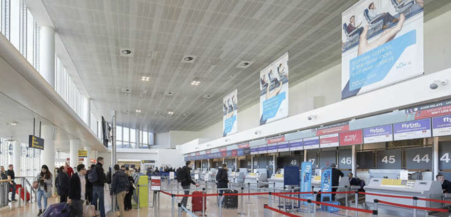 Аеропорт Манчестера, де кілька годин не було світла, поступово відновлює роботу