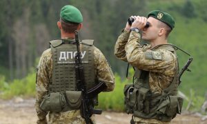 На Закарпатті прикордонники затримали росіянина та трьох українців, які намагалися втекти у Словаччину