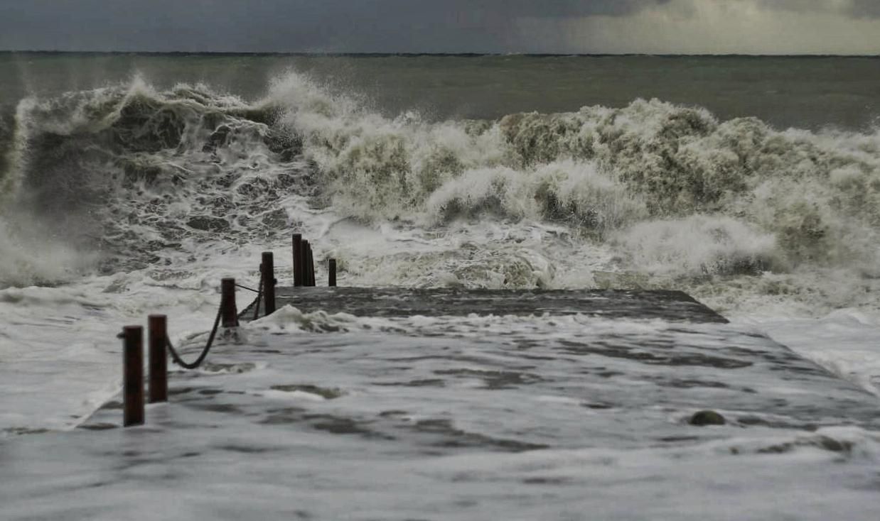 В одеській Аркадії шукають лейтенанта поліції, яку під час шторму знесло у море