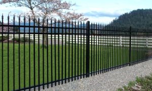 Металеві паркани: ефективні будівельні рішення