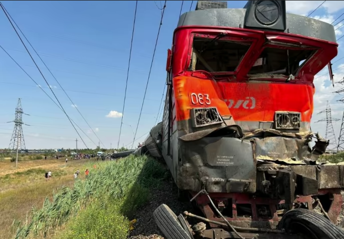У росії зійшов з рейок пасажирський поїзд, перекинулась низка вагонів
