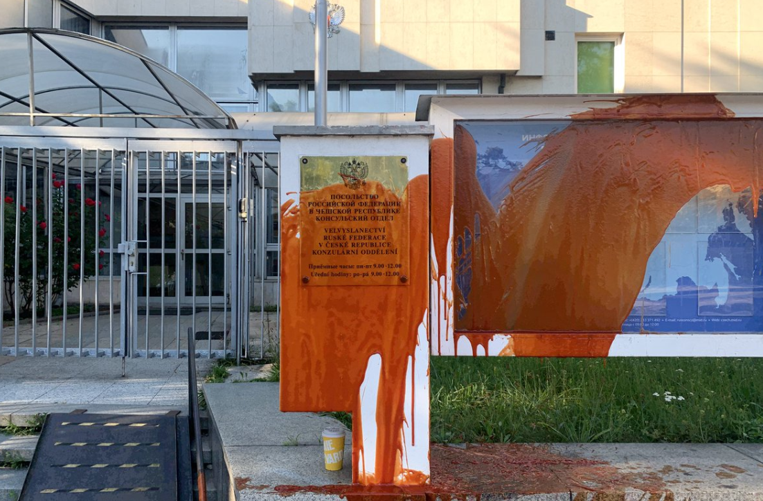 Посольство рф у Празі облили штучною кров'ю після удару по Україні