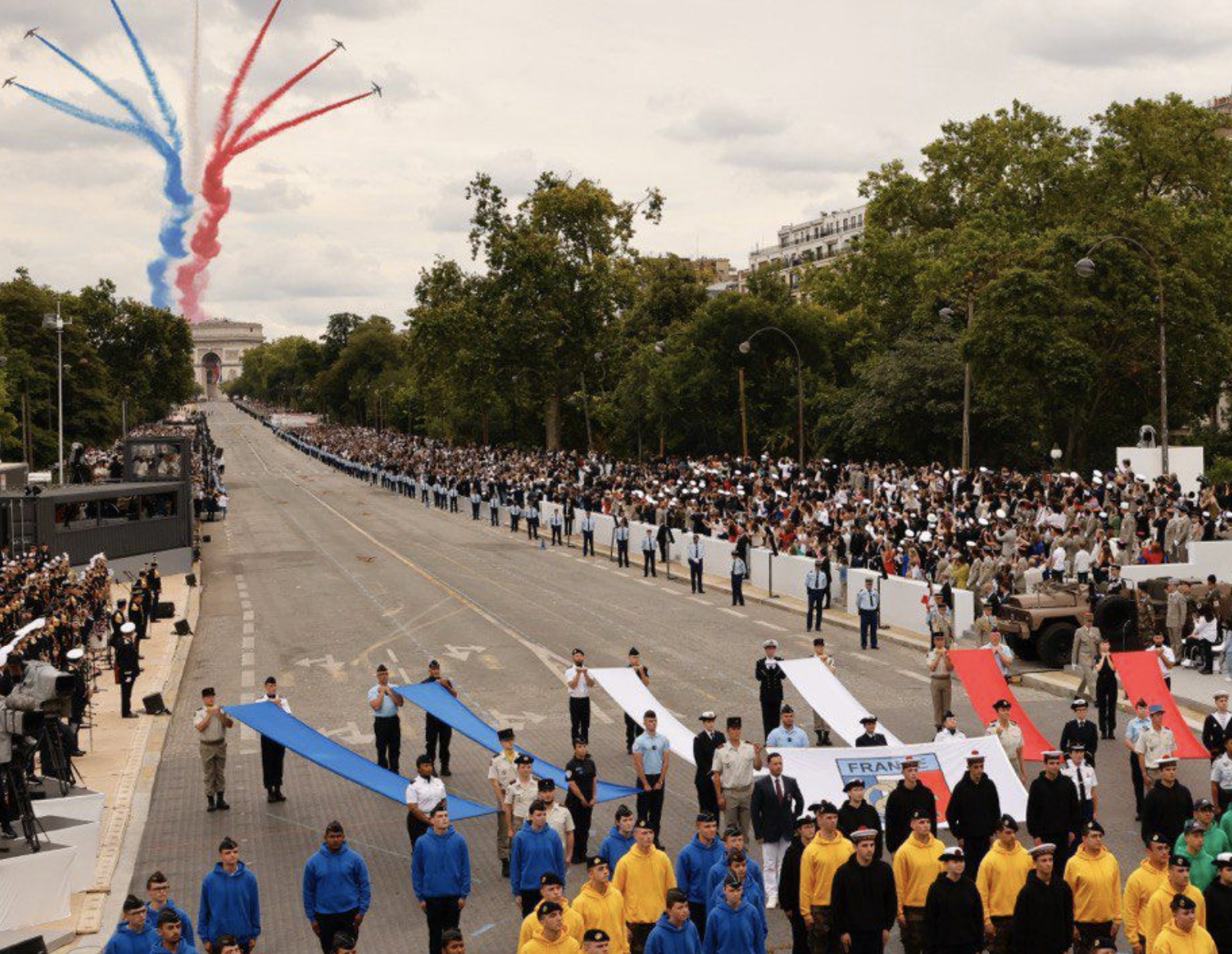 У Франції військовий парад поєднали з естафетою Олімпійського вогню 