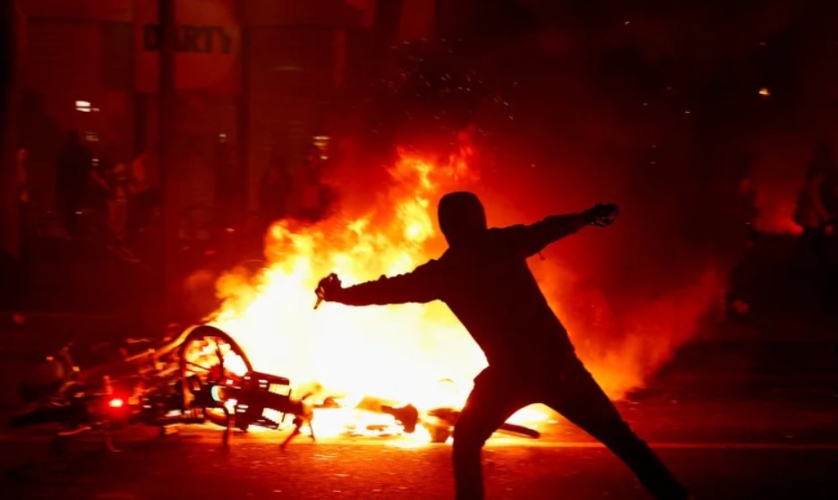 Відео: у Франції після виборів сталися заворушення  